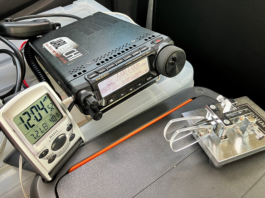 車の中の無線機と、40.1℃を表示する温度計