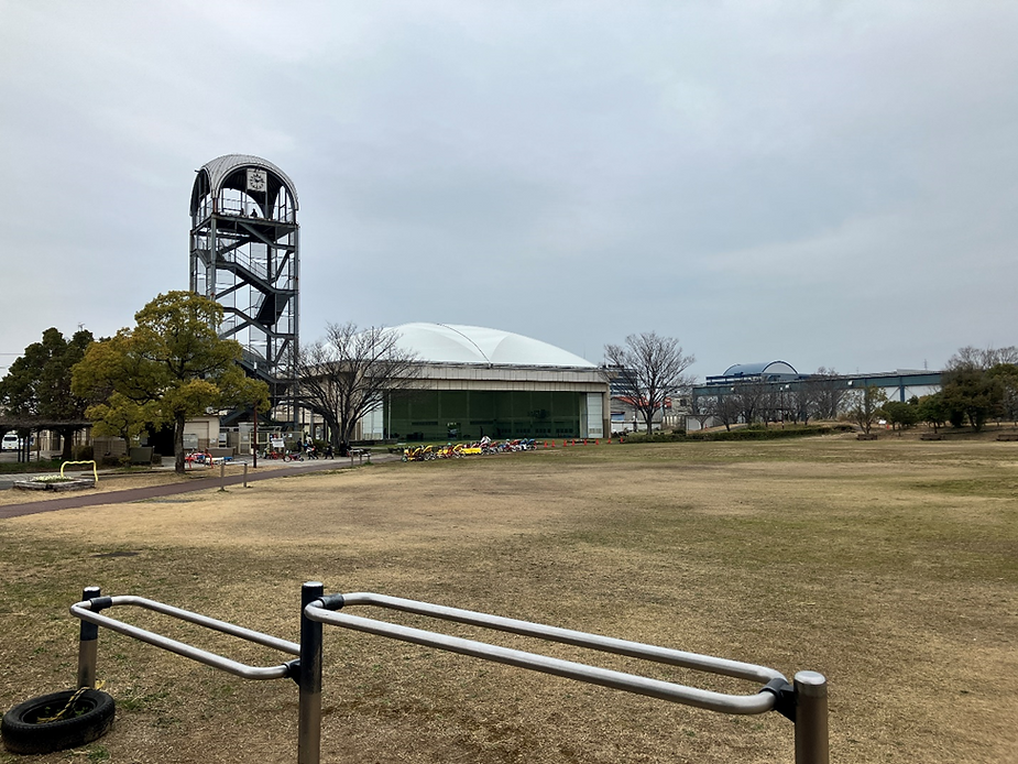 展望塔と体育館がある尾張広域緑道のフレッシュパーク